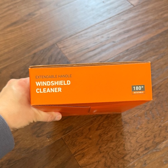 NWT Windshield Cleaner with Extendable Handle - Picture 3 of 16